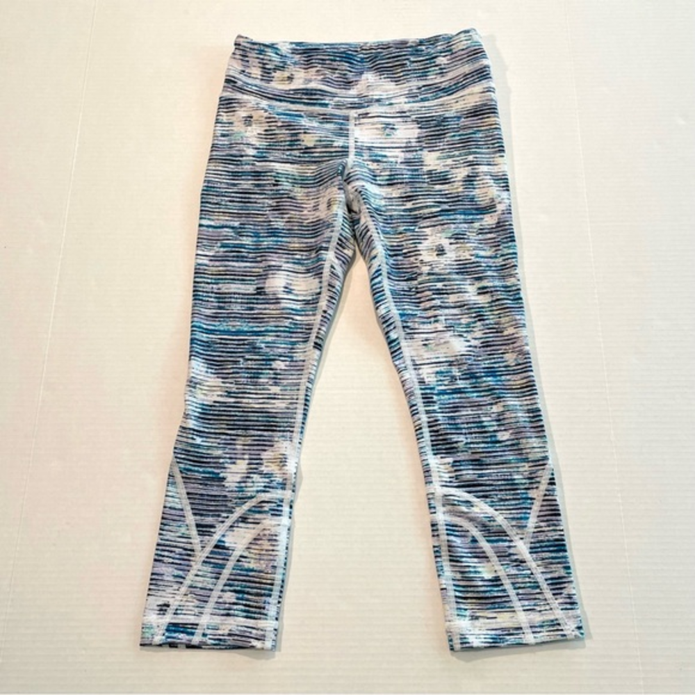 Lululemon Crop Leggings Blurry‎ Belle Blue White Women’s size 4 NWOT